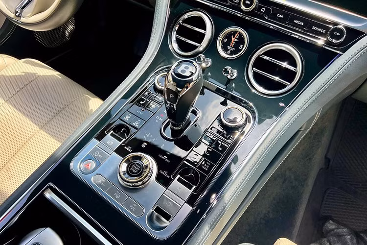 Động cơ kết hợp cùng với hộp số tự động ly hợp kép 8 cấp và hệ thống dẫn động bốn bánh toàn thời gian, nhờ đó, Bentley Continental GT First Edition 2018 độc nhất tại Việt Nam có khả năng tăng tốc từ vị trí xuất phát lên 100 km/h trong thời gian 3,7 giây trước khi đạt tốc độ tối đa 333 km/h.