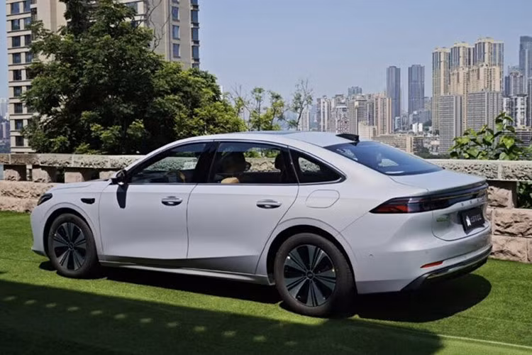 Động cơ chu trình Atkinson trên Galaxy A7 đã được cải tiến buồng đốt để tăng hiệu ứng dòng xoáy, tích hợp nhiều công nghệ giảm ma sát, bơm dầu điều chỉnh dung tích và hệ thống quản lý nhiệt tối ưu. Kết quả là xe đạt hiệu suất nhiệt cao nhất thế giới, ở mức 47,26%.