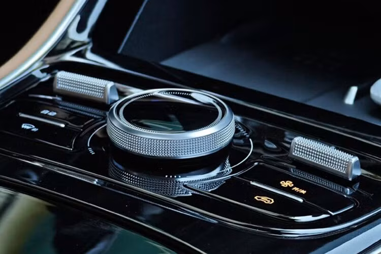 Bản cao cấp của xe cũng hỗ trợ sạc nhanh DC với công suất tối đa 37 kW, cho phép sạc từ 30% lên 80% chỉ trong 18 phút. Trong khi đó, sạc chậm AC có công suất giới hạn ở mức 3,3 kW. Tính năng cấp điện ngược cho thiết bị ngoà V2L cũng được trang bị cho mẫu xe Trung Quốc này.