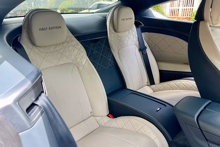 Bentley Continental GT First Edition 2018 còn có trang bị là nắp bình xăng hoặc bình dầu nạm đá quý. Nguồn cung cấp sức mạnh cho Bentley Continental GT bản giới hạn đầu tiên tại Việt Nam vẫn đến từ khối động cơ W12, dung tích 6.0 lít, sản sinh công suất tối đa 626 mã lực và mô-men xoắn cực đại 900 Nm như tiêu chuẩn.