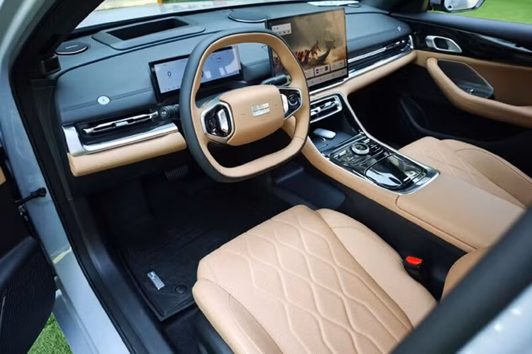 Các phiên bản cao cấp hơn của Galaxy A7 được trang bị pin CATL dung lượng 18,4 kWh, nâng phạm vi hoạt động thuần điện lên tới 150 km. Tuy nhiên, điều này cũng khiến mức tiêu thụ nhiên liệu tăng nhẹ lên 2,8 lít/100 km. Đổi lại, phạm vi hoạt động tổng cộng của xe vượt quá 2.100 km.