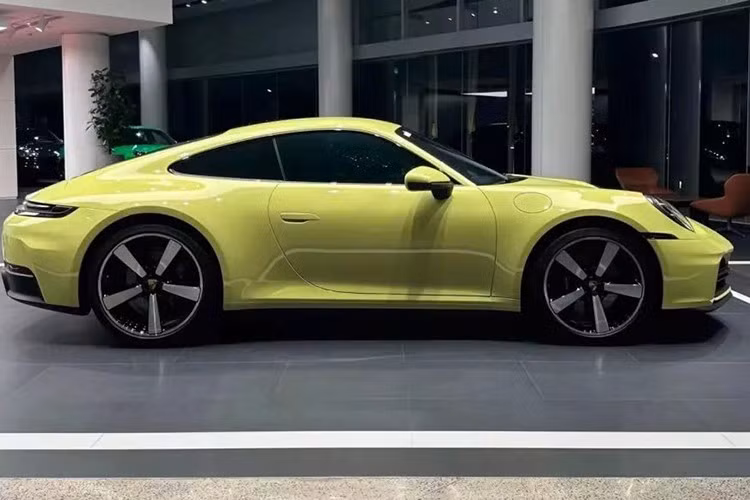 Mới đây đã có một xe Porsche 911 992.2 thế hệ mới nhất chính hãng tại Việt Nam đã được bàn giao cho 1 người chơi xe ở miền Tây. Xe sở hữu màu sơn rất lạ, đó là bộ áo Cartagena yellow Metallic.