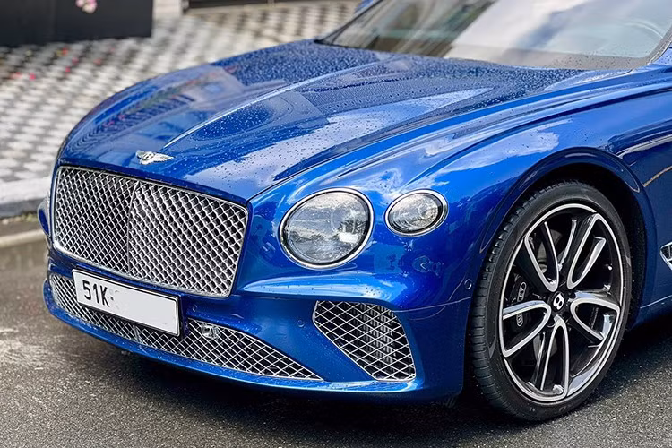 Nhìn trực diện đầu xe, ngoại hình Bentley Continental GT thế hệ mới có sự khác biệt rất rõ so với Bentley Continental GT đời cũ có không dưới 50 chiếc đang lăn bánh ở dải đất hình chữ S. Chi tiết dễ nhận ra nhất chính là ở hốc gió trước có thêm thanh chia gió mang đến cái nhìn thể thao hơn. Lưới tản nhiệt của Bentley Continental GT đời 2018 cũng được làm mới.