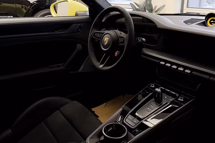 Dải đèn hậu được thiết kế lại dưới dạng vòng cung ánh sáng tích hợp và logo "Porsche" giúp phần đuôi của 911 trở nên sâu và bề thế hơn. Lưới tản nhiệt phía sau cũng được thiết kế lại với năm cánh ở mỗi bên, kết hợp cùng cửa kính phía sau để tạo nên một tổng thể liền mạch, hợp nhất với cánh gió khi ở vị trí thu gọn.