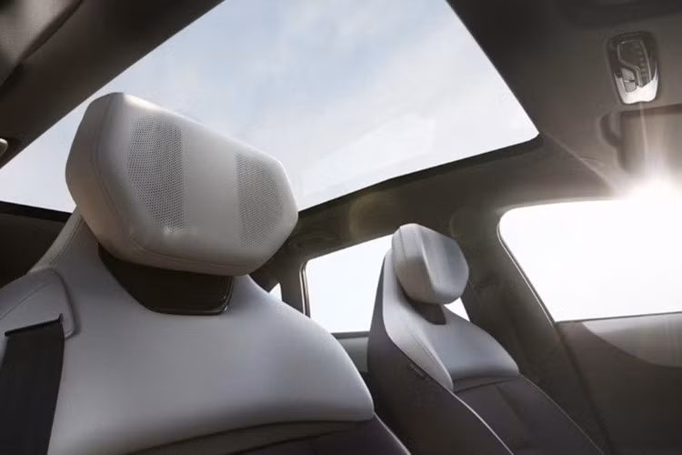 Xe còn được trang bị gương chiếu hậu kỹ thuật số, hệ thống âm thanh 23 loa, cùng ghế ngồi có chức năng sưởi và thông gió, đây đều là những tiện ích thường chỉ xuất hiện trên các mẫu xe sang.