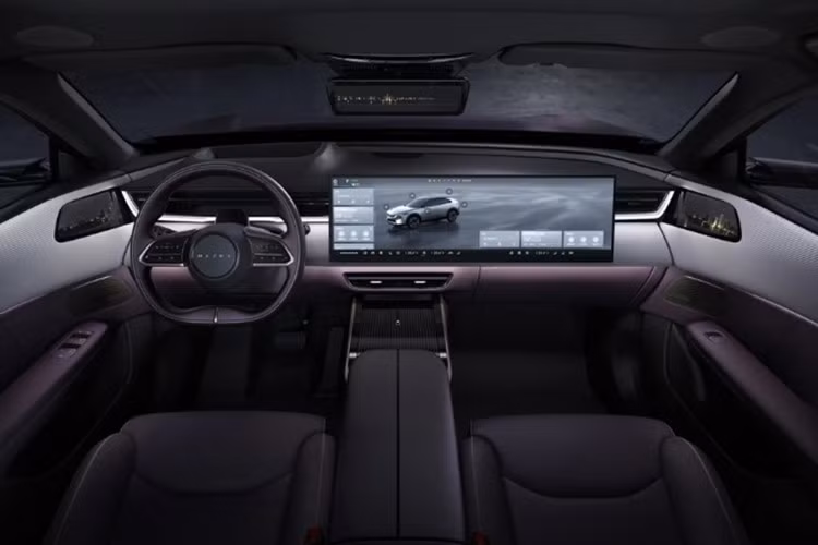 Khoang nội thất của EZ-60 được đánh giá là bước tiến mới trong triết lý thiết kế của Mazda khi tích hợp hàng loạt công nghệ tiên tiến. Trung tâm bảng táp-lô là màn hình siêu rộng 26,5 inch, kết hợp với hệ thống hiển thị kính lái HUD 100 inch công nghệ thực tế tăng cường (AR).