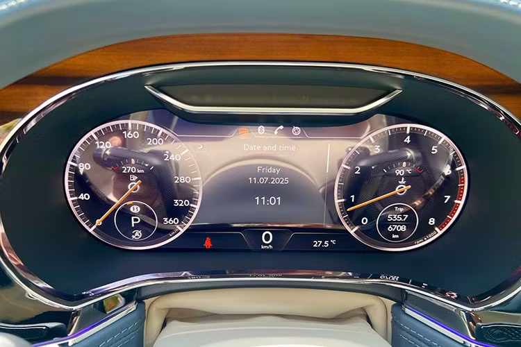 Giống với bản tiêu chuẩn, Bentley Continental GT First Edition 2018 cũng có màn hình "3 trong 1" mang tên gọi Rotating Display. Ở màn hình đầu tiên là cảm ứng 12,3 inch hiển thị hàng loạt tính năng của xe. Chỉ một thao tác đơn giản là chủ nhân của xe có thể chuyển đổi màn hình cảm ứng 12,3 inch này thành 3 đồng hồ analogue. Cuối cùng là màn hình này sẽ xoay thành mặt gỗ.