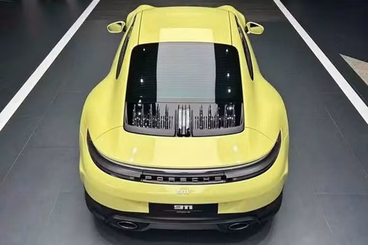 Porsche 911 992.2 được trang bị động cơ boxer tăng áp kép 3,0 lít được cải tiến đáng kể, giúp giảm lượng khí thải và tăng công suất lên 290 kW (394 PS), mô-men xoắn cực đại 450 Nm. 911 Carrera mới tăng tốc từ 0 đến 100 km/giờ trong 4,1 giây (3,9 giây với gói Sport Chrono) và có tốc độ tối đa 294 km/giờ.