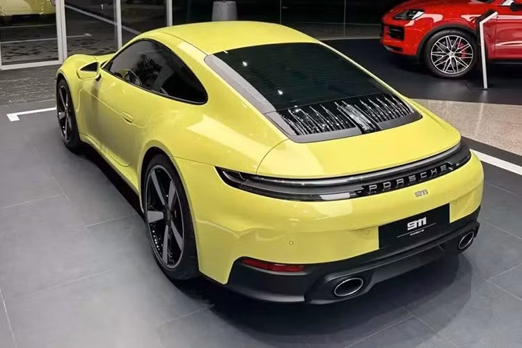 So với bản 992.1, hãng xe Porsche đã tinh chỉnh thiết kế ngoại thất của mẫu 911 với những chi tiết được lựa chọn kỹ lưỡng, phần lớn trong số đó nhằm cải thiện khí động học và hiệu suất tổng thể của xe thể thao.