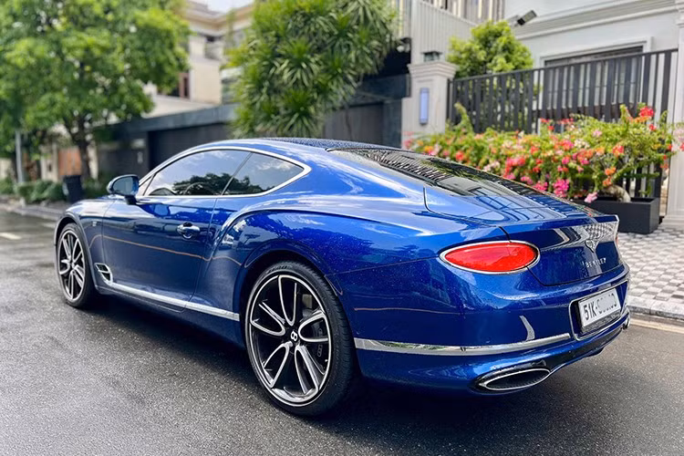 Đèn pha LED trên Bentley Continental GT thế hệ mới cũng được thiết kế lại hoàn toàn. Cụm đèn hậu được sửa đổi thiết kế dẹt hơn trước. Cuối cùng là ống xả oval mới cá tính hơn so với bản cũ. Cánh gió đuôi trên xe là loại chỉnh điện. Ngoài màu sơn xanh Sequin Blue, xe còn có nhiều chi tiết ở ngoại thất mạ crôm hay bộ vành 22 inch 5 chấu kép sơn 2 màu tương phản.