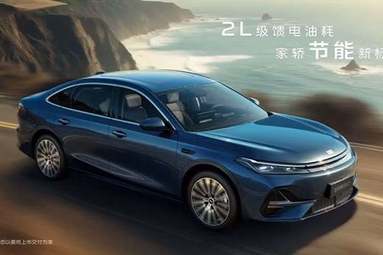 Cuối cùng là những trang bị an toàn tiêu chuẩn với 6 túi khí và gói công nghệ hỗ trợ lái G-Pilot mới nhất của Geely. Gói này gồm các tính năng như hỗ trợ đánh lái tránh va chạm, kiểm soát nhầm chân ga, hỗ trợ đỗ xe theo trí nhớ và phanh khẩn cấp tự động ở tốc độ thấp, sẽ được cập nhật sau thông qua kết nối mạng.