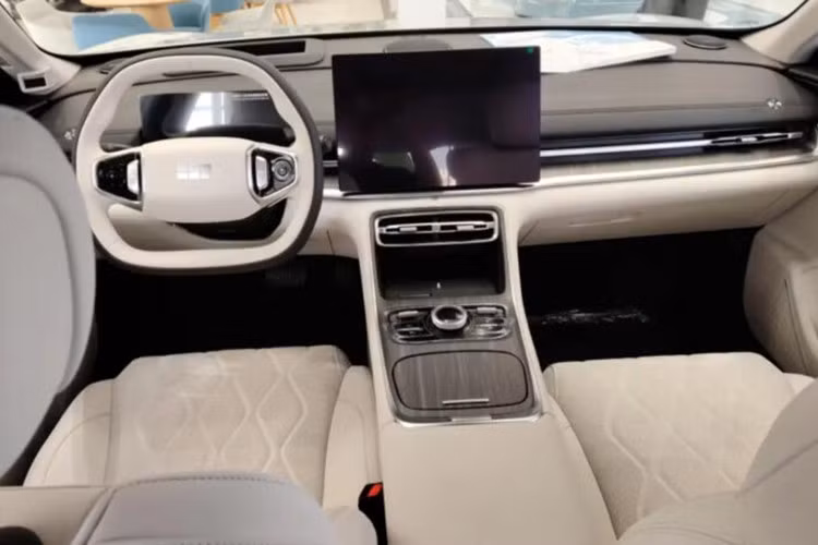 Hệ thống Xingrui 2.0 này được huấn luyện dựa trên hơn 1.000 kịch bản thực tế, giúp xe tối ưu hóa việc sử dụng năng lượng từ cả động cơ xăng và mô-tơ điện một cách hiệu quả trong mọi điều kiện lái mà không cần dùng đến bản đồ định tuyến.