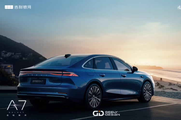 Bên ngoài, Galaxy A7 có thiết kế đơn giản và mang tính thực dụng. Xe sở hữu kiểu dáng sedan 3 khoang truyền thống và cửa kính 6 khung. Ở đầu xe, Galaxy A7 được trang bị dải đèn LED vắt ngang với 196 bóng LED. Khác với các mẫu xe khác trong dòng Galaxy, A7 chỉ dùng tay nắm cửa dạng kéo truyền thống thay vì loại ẩn tự động bật ra.