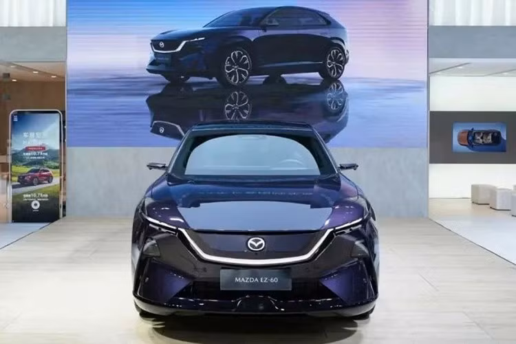 Mazda hiện vẫn chưa công bố giá bán cụ thể cho mẫu xe SUV EZ-60 mới này. Tuy nhiên, EZ-6 đang có giá từ 159.800 đến 181.800 Nhân dân tệ (tương đương khoảng 22.300 - 25.400 USD hoặc 580 - 660 triệu đồng) tại thị trường Trung Quốc.