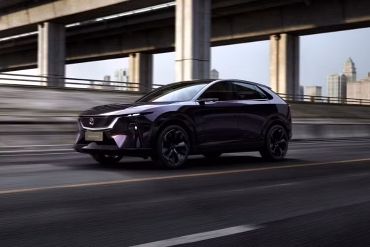 Mazda EZ-60 2026 mới là phiên bản SUV lai crossover của mẫu sedan chạy điện EZ-6. Cả hai đều do liên doanh Changan - Mazda sản xuất tại Trung Quốc. Với thị trường châu Âu, các phiên bản tương ứng sẽ mang tên Mazda CX-6e và Mazda 6e.