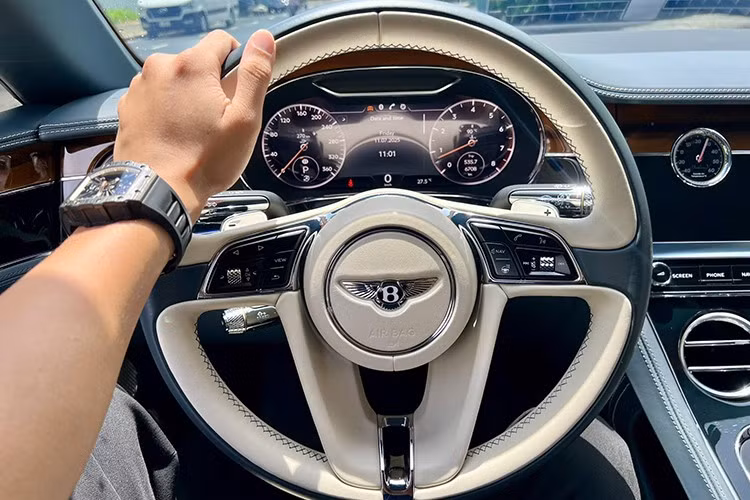 Bentley Continental GT First Edition 2018 cũng có chi tiết "thửa riêng" đó chính là mặt táp-lô của xe được phủ màu đen Grand Black. Các chi tiết này kết hợp cùng viền nội thất đổi màu giúp cho Bentley Continental GT First Edition 2018 trở nên đẳng cấp và sang trọng hơn.