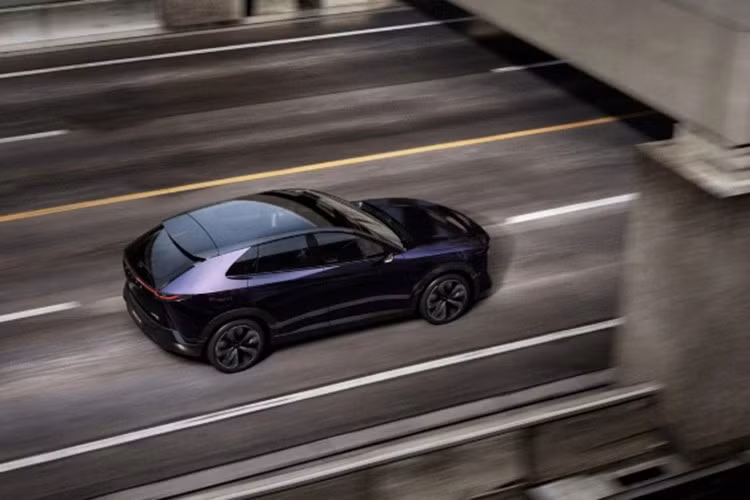 Mazda EZ-60 được phát triển trên nền tảng khung gầm của Changan Deepal S07. Tuy dùng chung nền tảng, nhưng Mazda tạo khác biệt bằng thiết kế đặc trưng lấy cảm hứng từ concept Mazda Arata 2024. Xe nổi bật với cụm đèn pha LED tách đôi sắc nét, ôm lấy lưới tản nhiệt kín, tạo cảm giác thể thao và hiện đại.