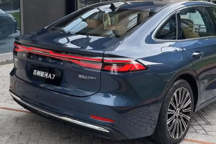 Điểm nhấn của Galaxy A7 là hệ truyền động hybrid cắm điện EM-i phiên bản mới nhất của Geely, tập trung vào khả năng tiết kiệm nhiên liệu. Hệ thống này sử dụng động cơ 4 xi-lanh, hút khí tự nhiên, dung tích 1.5L mang mã BHE15PFI, cho công suất tối đa 111 mã lực và mô-men xoắn cực đại 136 Nm.