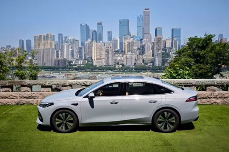 Tuy nhiên, đột phá lớn nhất lại đến từ hệ thống quản lý năng lượng thế hệ thứ hai dựa trên nền tảng điện toán đám mây và trí tuệ nhân tạo, thông qua Trung tâm Tính toán Thông minh Xingrui 2.0 của Geely với năng lực xử lý lên tới 23,5E FLOPs.