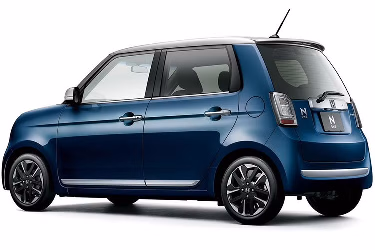 Đầu xe nổi bật với cụm đèn pha LED hình tròn, thiết kế đơn giản nhưng hiện đại. Một chi tiết đáng chú ý là sự xuất hiện của hai cổng sạc trên Honda N-One e:.