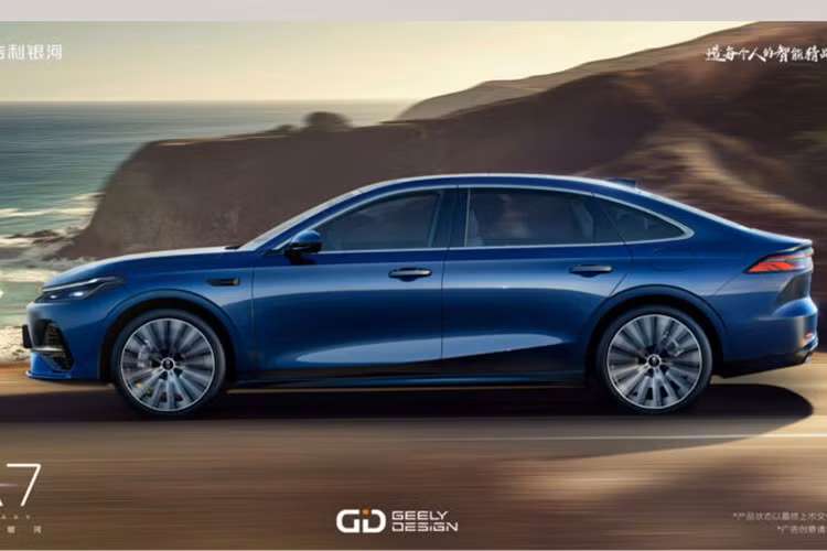 Bên trong xe, phong cách thiết kế tối giản tiếp tục được duy trì với các cửa gió điều hòa cỡ lớn có thể điều chỉnh cơ học, đặt giữa bảng điều khiển trung tâm nằm cao và vô lăng hai chấu. Thêm vào đó là bảng đồng hồ kỹ thuật số 10,25 inch và màn hình thông tin giải trí dạng cảm ứng 15,4 inch, chạy bằng hệ điều hành Flyme Aut, ghế trước tích hợp tính năng massage "châm cứu" 14 điểm...