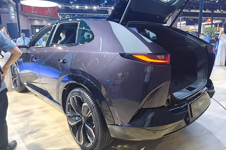 Bên cạnh các mẫu xe phát triển trong khuôn khổ hợp tác với Changan, Mazda cũng đang tự phát triển một nền tảng xe điện riêng, dự kiến ra mắt vào năm 2027. Mẫu xe này sẽ được sản xuất tại Nhật Bản, sử dụng pin do Panasonic cung cấp và chia sẻ dây chuyền sản xuất với các dòng xe hybrid và động cơ đốt trong của hãng.