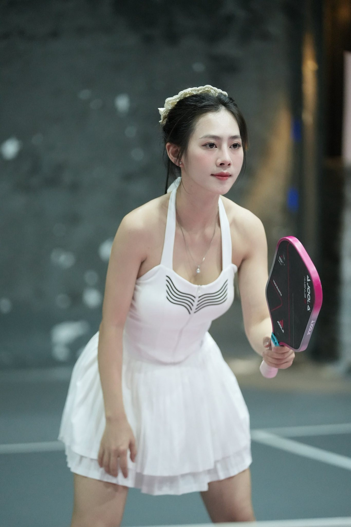 Những khoảnh khắc cầm vợt, sẵn sàng giao bóng hay tập trung quan sát đối thủ của Yến Xôi mang đến hình ảnh năng động, khác biệt so với hình tượng quyến rũ quen thuộc trước đây.