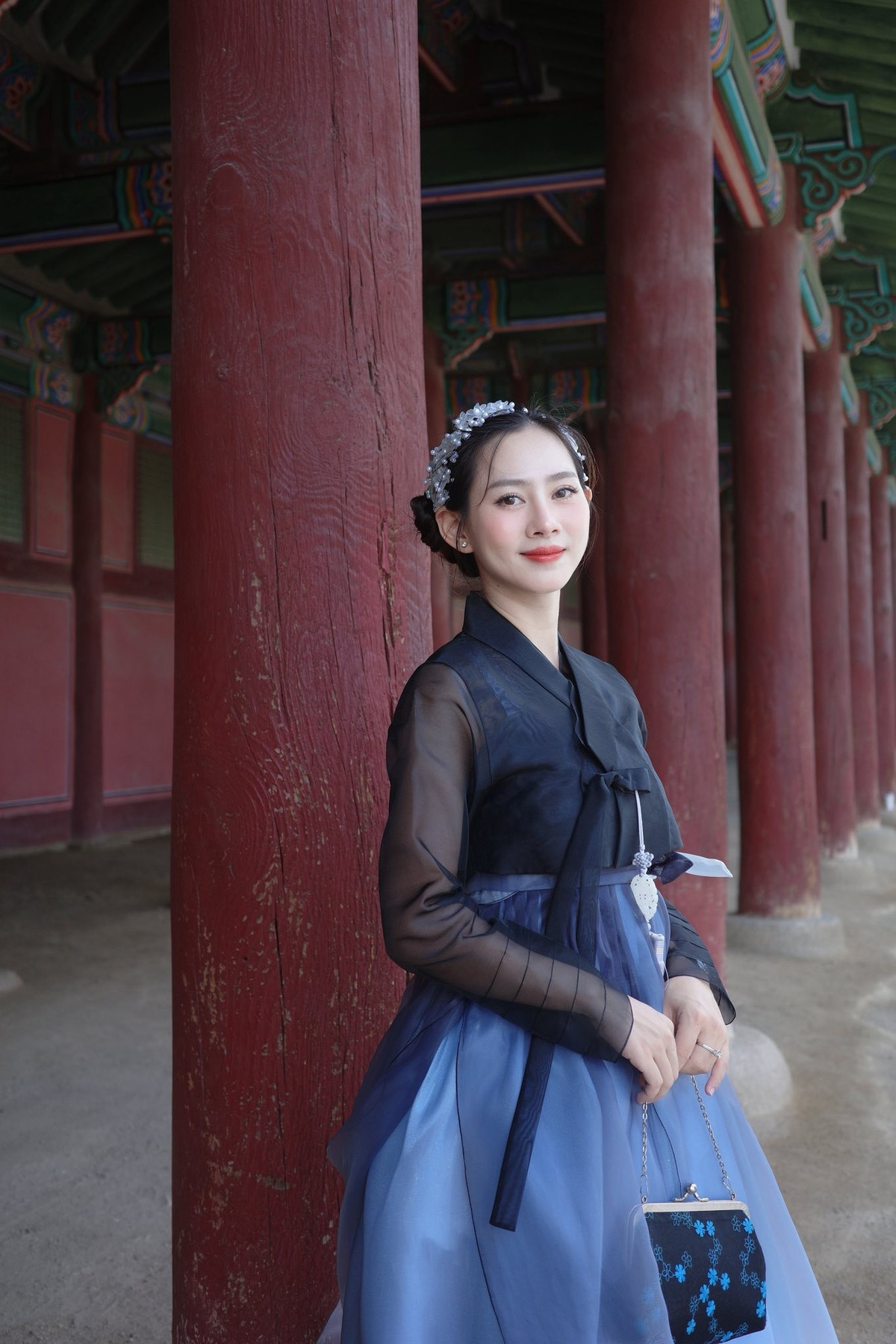 Yến Xôi, tên thật là Đinh Hải Yến (sinh năm 1993), từng là gương mặt đình đám cùng thời với Thanh Bi, Quỳnh Kool và được biết đến rộng rãi qua các series hài của nhóm Kem Xôi TV. Nhờ gương mặt xinh đẹp và vóc dáng gợi cảm, cô từng được xem là “biểu tượng quyến rũ” của nhóm hài đình đám này. Bên cạnh sitcom, Yến Xôi cũng tham gia một số dự án phim như Loa phường và xuất hiện trong nhiều MV ca nhạc trên YouTube.