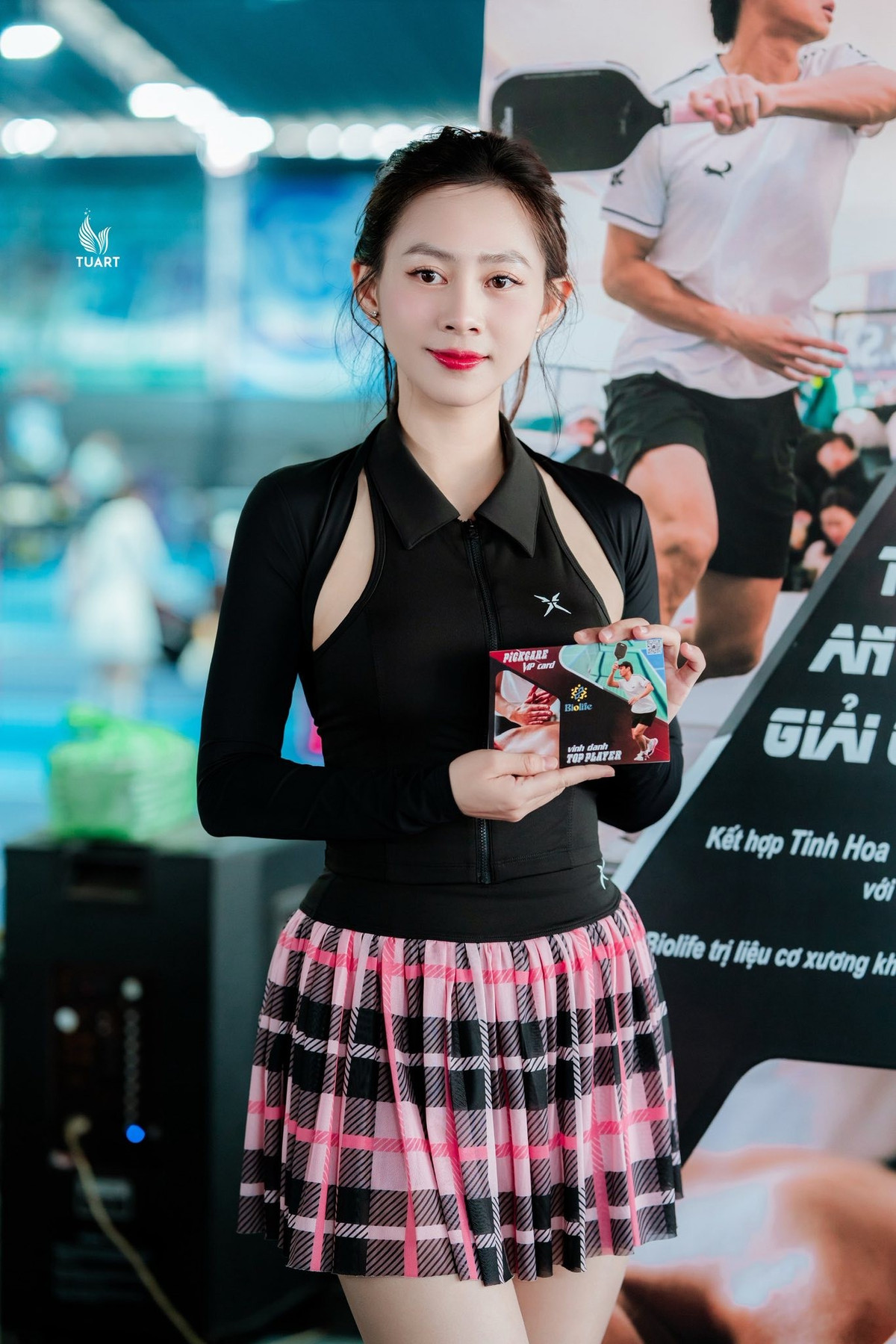 Dù không trang điểm quá cầu kỳ, gương mặt của Yến Xôi vẫn nổi bật với làn da mịn màng, đường nét hài hòa và thần thái rạng rỡ.