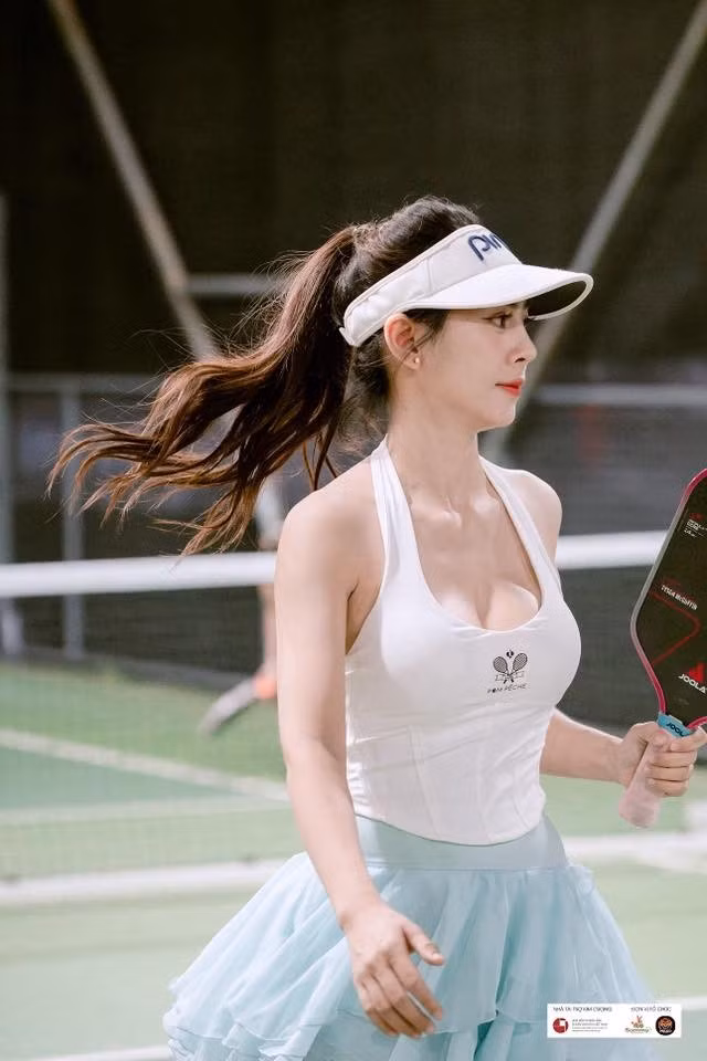 Các đường nét hiện tại được nhận xét là cân đối, trẻ trung hơn so với thời điểm Yến Xôi mới nổi tiếng, đặc biệt là đôi mắt sáng, sống mũi cao và tổng thể gương mặt thanh thoát.