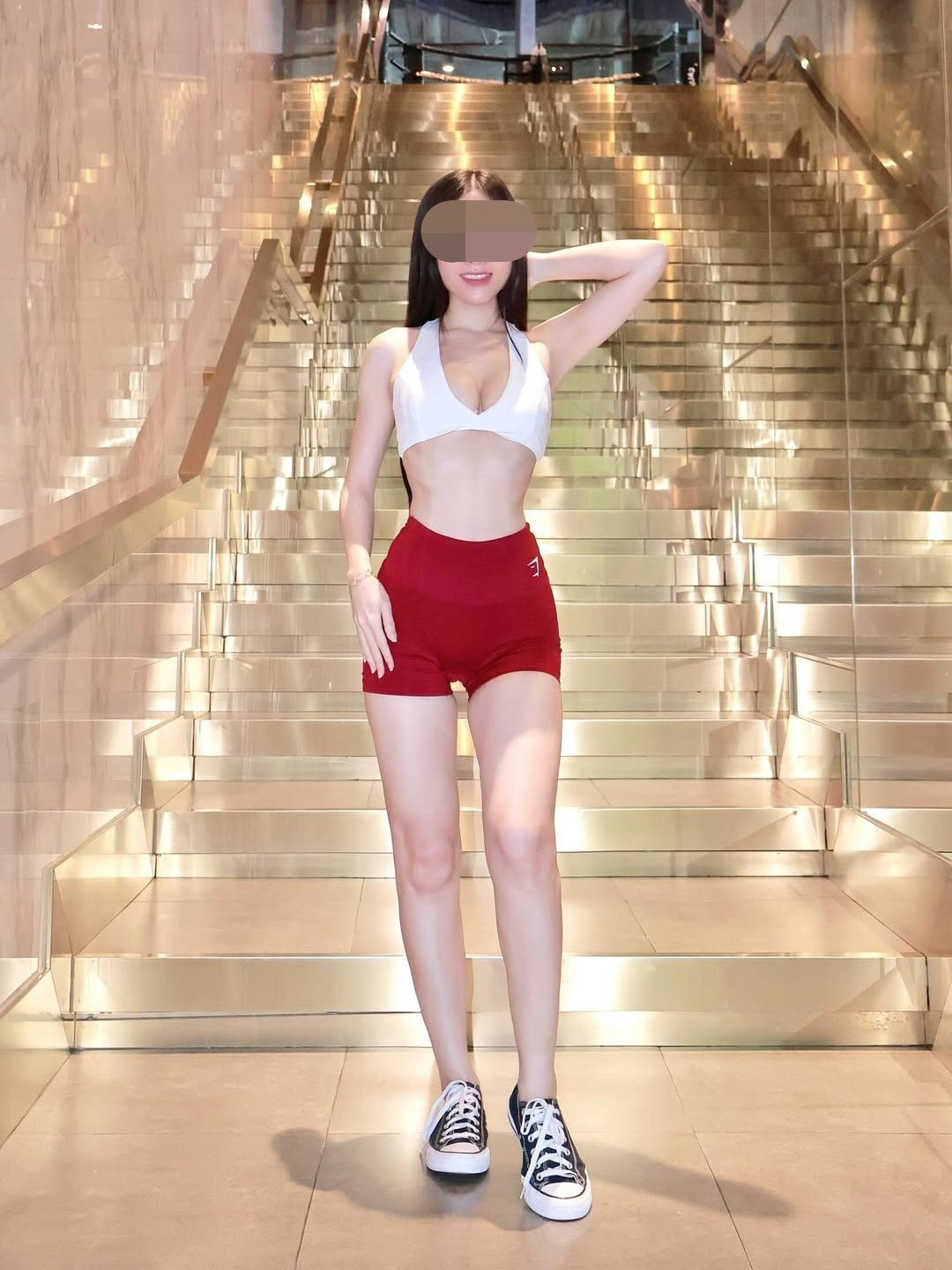 Một số ý kiến cho rằng cô gái cố tình biến một hành động đời thường thành công cụ để gây chú ý, thậm chí là để câu view.