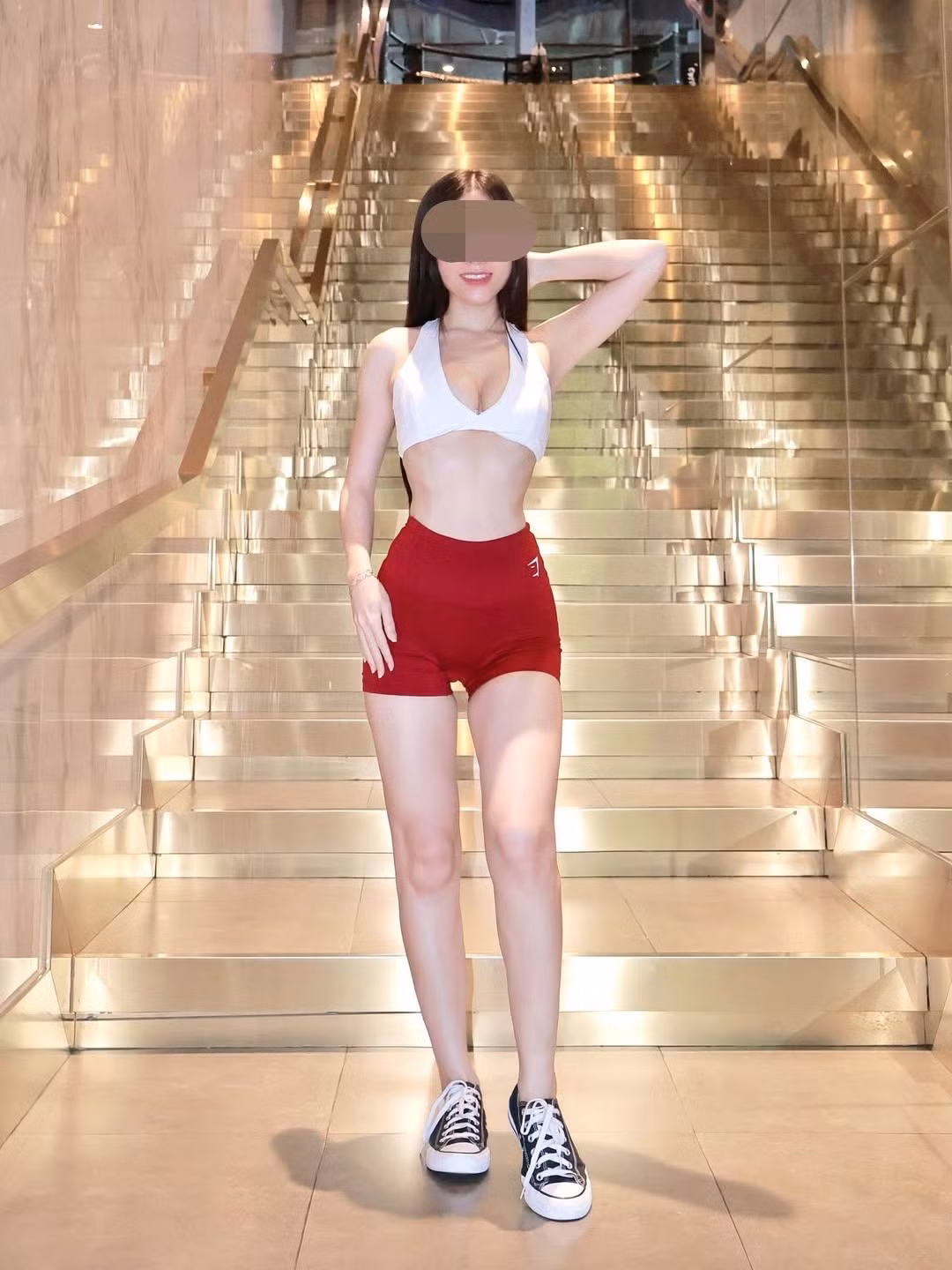 Một số ý kiến cho rằng cô gái cố tình biến một hành động đời thường thành công cụ để gây chú ý, thậm chí là để câu view.