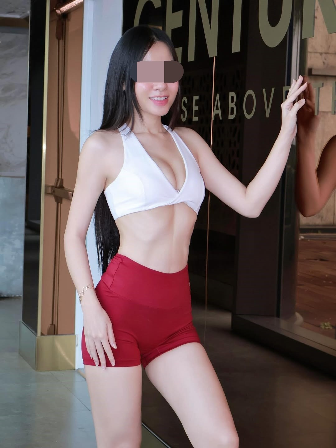 Thực tế, việc ăn mặc gợi cảm không sai nếu ở đúng hoàn cảnh như bãi biển, sự kiện thời trang hay không gian riêng tư. Nhưng khi mang phong cách đó ra nơi công cộng đông người, kết hợp với những tư thế không phù hợp, lại càng tạo ra cảm giác khiêu khích, phản cảm, đặc biệt khi nó được lan truyền rộng rãi như một nội dung "giải trí".