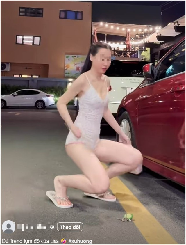 Điều khiến cư dân mạng nổi sóng không chỉ nằm ở cách cô gái thực hiện điều đó mà còn ở trang phục cô đang mặc.