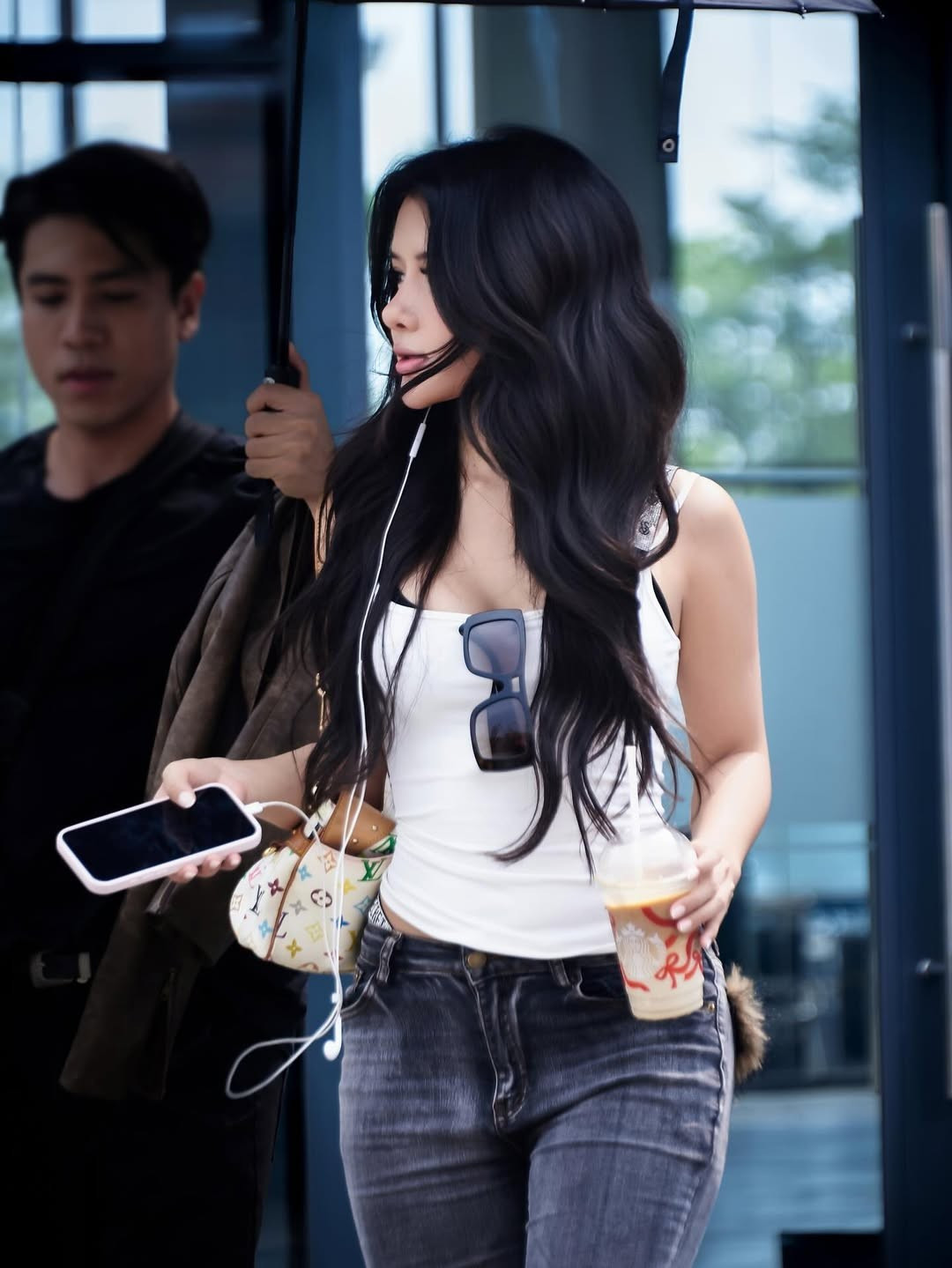 Tận dụng lợi thế hình thể và khả năng bắt trend tốt, Xuân Ca trở thành TikToker sở hữu gần 2,5 triệu người theo dõi, nổi tiếng với các video nhảy gợi cảm, đặc biệt là những màn “lắc hông” đầy cuốn hút.