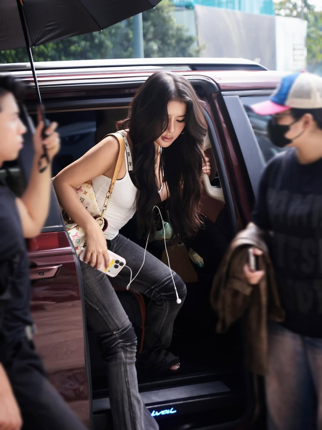 Phụ kiện tối giản như kính râm, túi xách hàng hiệu và tai nghe càng tôn lên phong thái thời thượng, đúng tinh thần Y2K mà Xuân Ca theo đuổi suốt thời gian qua.