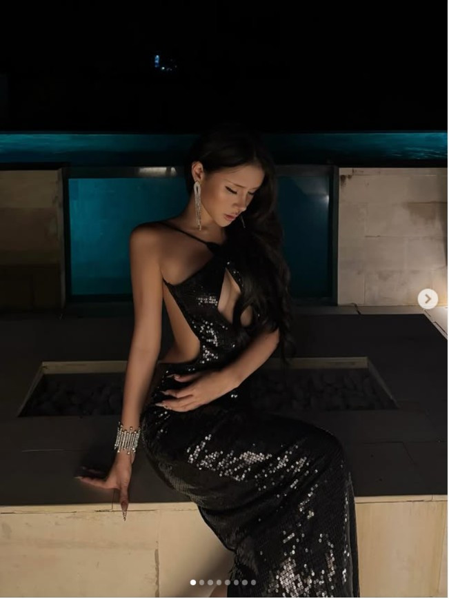 Tuy nhiên, đi cùng sự nổi tiếng là không ít tranh cãi. Xuân Ca từng nhiều lần trở thành tâm điểm bàn luận về sự khác biệt giữa hình ảnh trên mạng và ngoài đời thực. Trước những ý kiến trái chiều, cô thẳng thắn thừa nhận đã can thiệp thẩm mỹ như nâng mũi, cắt mí để hoàn thiện ngoại hình. Bên cạnh đó, nữ TikToker cũng từng vướng lùm xùm liên quan đến việc mặc áo in logo cờ bạc, khiến cô phải lên tiếng giải thích và rút kinh nghiệm.