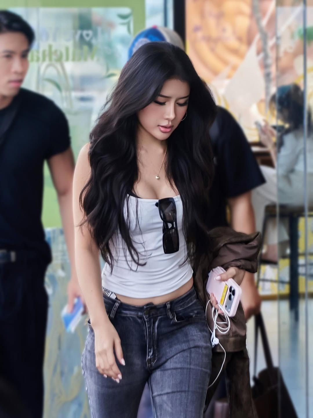 Trong những khung hình được ghi lại, Xuân Ca diện áo hai dây ôm sát kết hợp quần jeans cạp cao, khoe vòng eo thon gọn và đường cong khỏe khoắn. Mái tóc đen dài buông xõa tự nhiên, làn da sáng cùng đường nét gương mặt sắc sảo giúp cô nổi bật ngay cả trong khoảnh khắc đời thường.