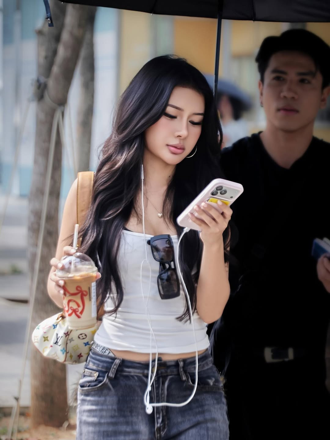 Nhiều netizen nhận xét, vẻ đẹp của Xuân Ca mang hơi hướng hiện đại, gợi cảm nhưng không quá phô trương. Nếu trên sân khấu hay trong các clip TikTok, cô thường gây ấn tượng với hình ảnh nóng bỏng, quyến rũ thì ngoài đời, người đẹp sinh năm 2001 lại toát lên nét phóng khoáng, trẻ trung và tràn đầy năng lượng.