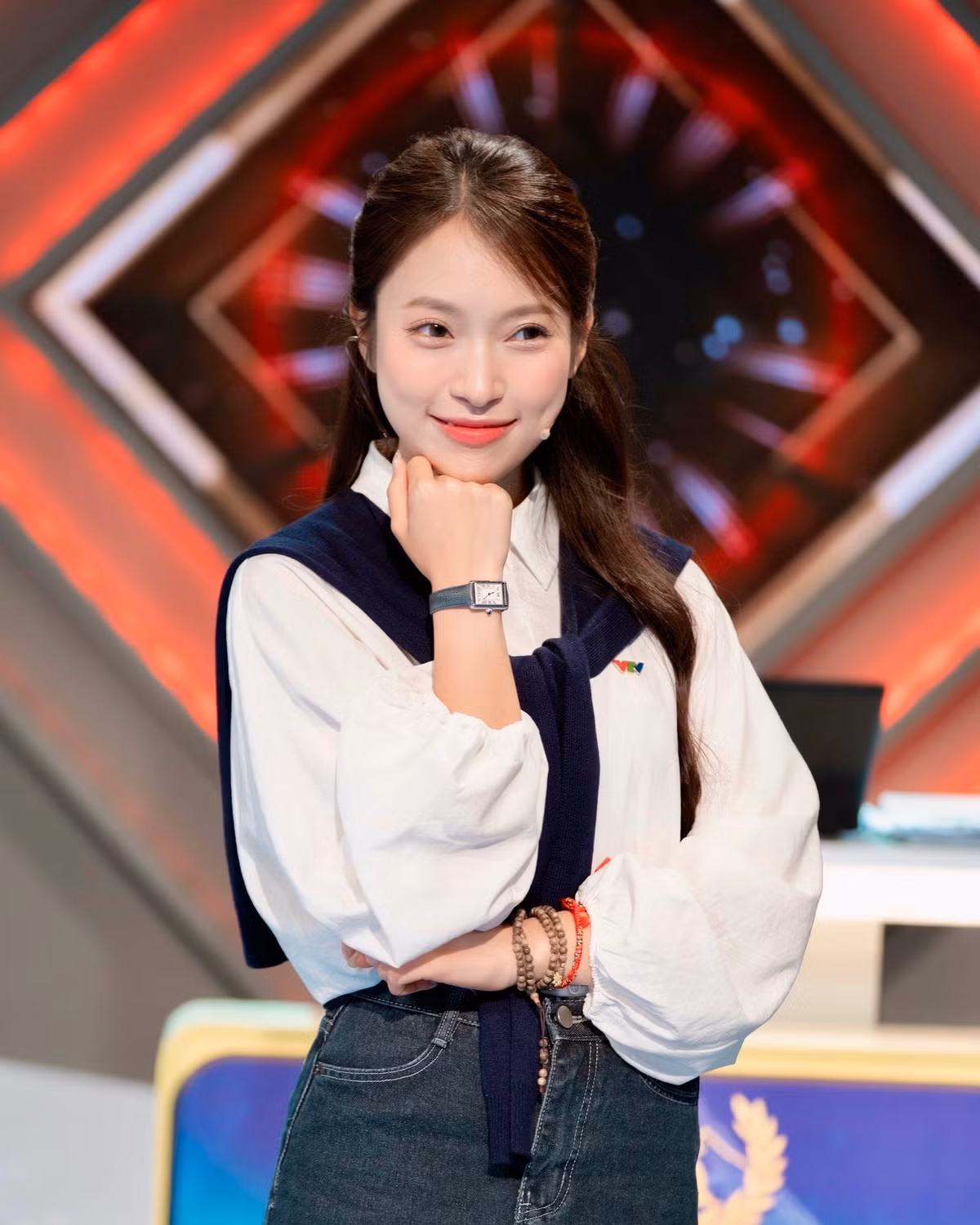 Khánh Vy còn duy trì hình ảnh trong sáng, dễ thương trên mạng xã hội, thường xuyên chia sẻ cuộc sống đời thường, những khoảnh khắc làm việc cũng như các chuyến đi mang tính trải nghiệm. Nhờ đó, cô luôn giữ được lượng lớn người hâm mộ trung thành.