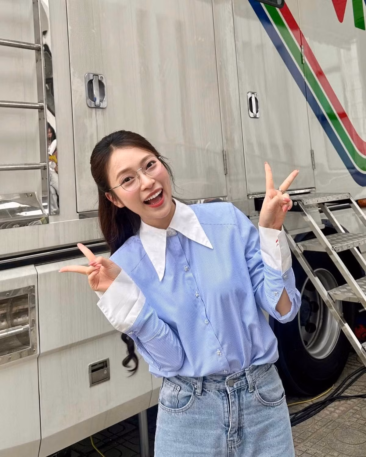 Phong cách dẫn tự nhiên, thông minh và khả năng ngoại ngữ xuất sắc giúp Vy nổi bật giữa dàn MC trẻ. Song song, cô cũng tích cực tham gia các dự án cộng đồng, các hoạt động về giáo dục và truyền cảm hứng, đặc biệt với giới trẻ.