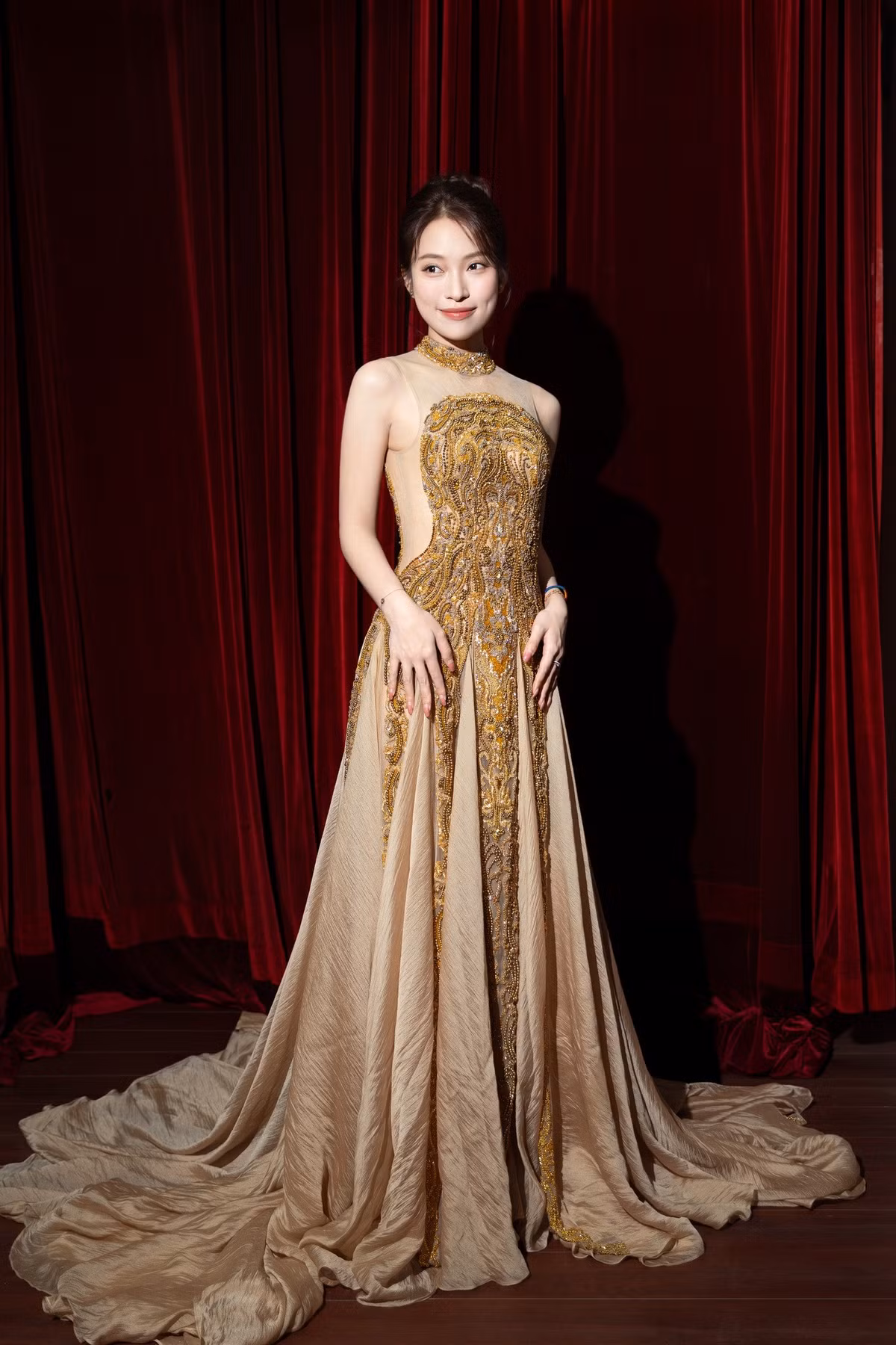 Qua loạt ảnh được đăng tải, Khánh Vy khiến người xem ấn tượng bởi vẻ đẹp trong trẻo, thanh lịch nhưng vẫn vô cùng nổi bật giữa không gian trang trọng của sự kiện điện ảnh lớn nhất năm.