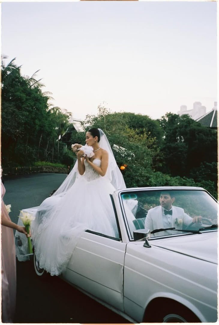 Trước đó, ngày 7/12, Tiên Nguyễn và Justin Cohen đã tổ chức lễ cưới tại TP.HCM với sự tham dự của gia đình, bạn bè thân thiết cùng nhiều gương mặt nổi tiếng trong giới doanh nhân, thời trang.