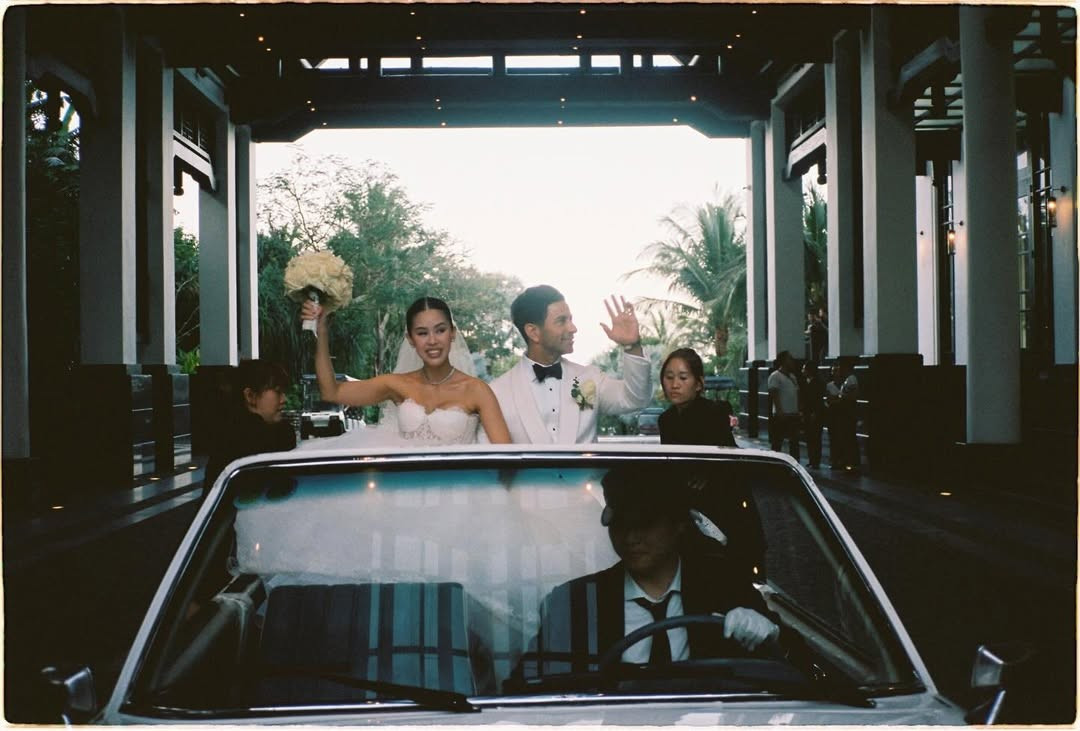 Tiên Nguyễn tên thật Nguyễn Thảo Tiên, sinh năm 1997, là con gái của doanh nhân Johnathan Hạnh Nguyễn – người được mệnh danh là “vua hàng hiệu” Việt Nam, và bà Lê Hồng Thủy Tiên, mỹ nhân màn bạc thập niên 90 từng gây tiếng vang với bộ phim Vị đắng tình yêu. Sinh ra trong gia đình danh giá, Tiên Nguyễn sớm được tiếp cận môi trường giáo dục và thời trang quốc tế.