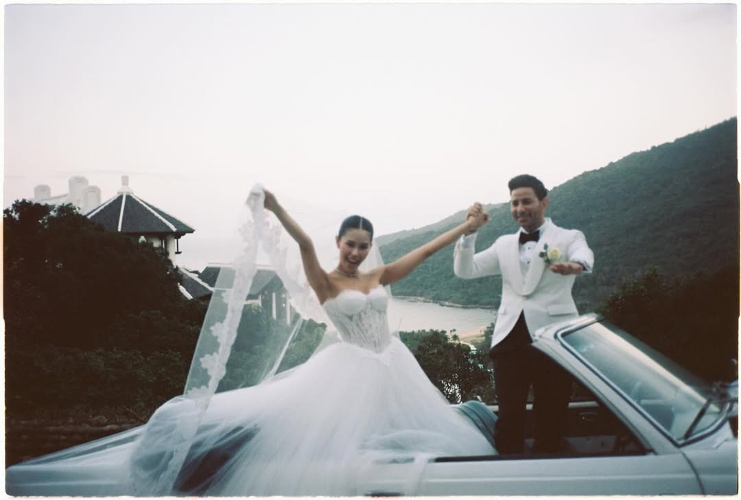 Váy cưới được lựa chọn có phom dáng lớn, cấu trúc cầu kỳ, tôn lên bờ vai và vóc dáng săn chắc, khỏe khoắn – “chữ ký” hình thể của Tiên Nguyễn.