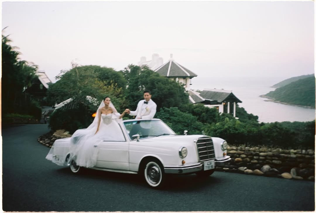 Trong ngày trọng đại, Tiên Nguyễn xuất hiện nổi bật với váy cưới cúp ngực phom dáng lớn, đính kết lấp lánh, vừa tôn vóc dáng vừa khẳng định đẳng cấp thẩm mỹ của một fashionista hàng đầu.