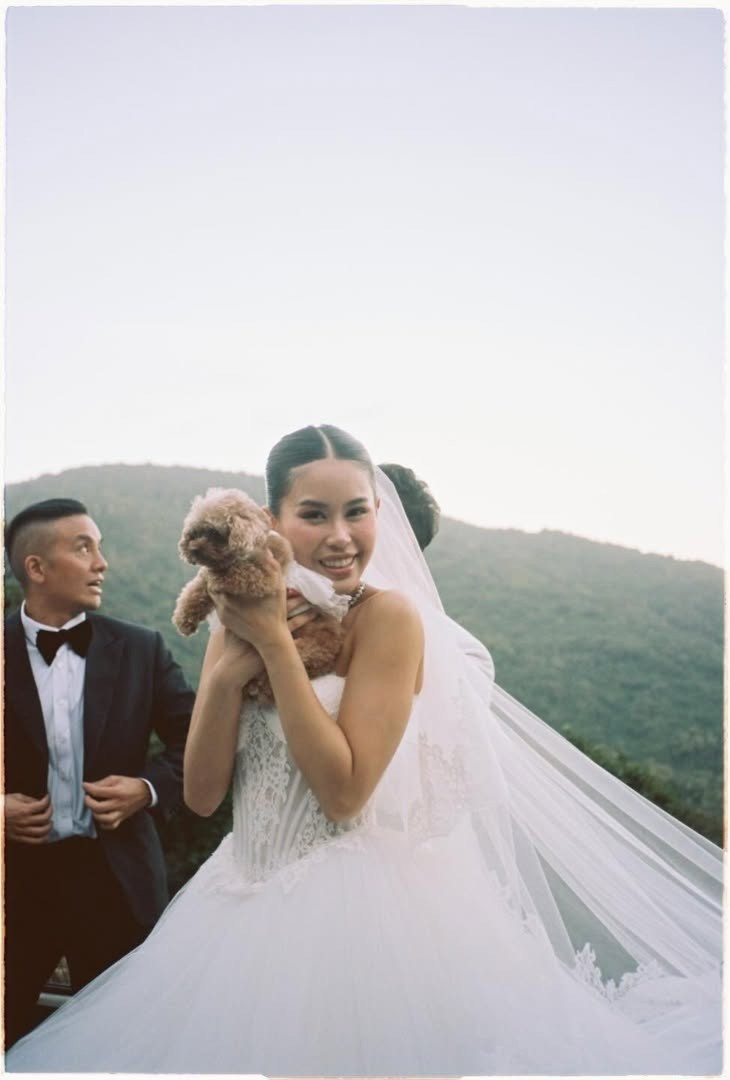 Nhiều người nhận xét, loạt ảnh cưới lần này giống một bộ editorial thời trang cao cấp hơn là ảnh cưới truyền thống, đúng với cá tính mạnh mẽ, độc lập và gu thẩm mỹ khác biệt của nàng rich kid sinh năm 1997.