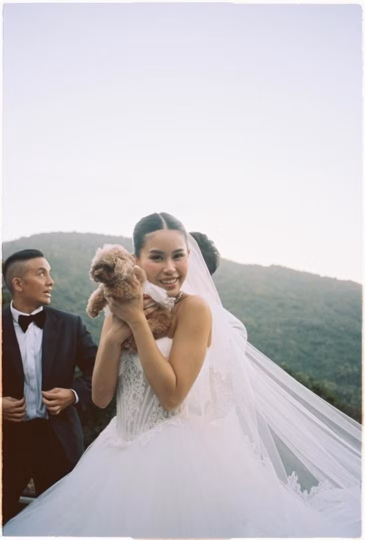 Nhiều người nhận xét, loạt ảnh cưới lần này giống một bộ editorial thời trang cao cấp hơn là ảnh cưới truyền thống, đúng với cá tính mạnh mẽ, độc lập và gu thẩm mỹ khác biệt của nàng rich kid sinh năm 1997.