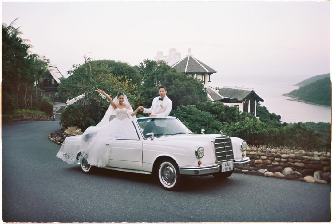 Đứng cạnh chồng là Justin Cohen, Tiên Nguyễn không cần tạo dáng quá cầu kỳ mà vẫn nổi bật nhờ ánh nhìn sâu, biểu cảm tự nhiên và phong thái tự tin.