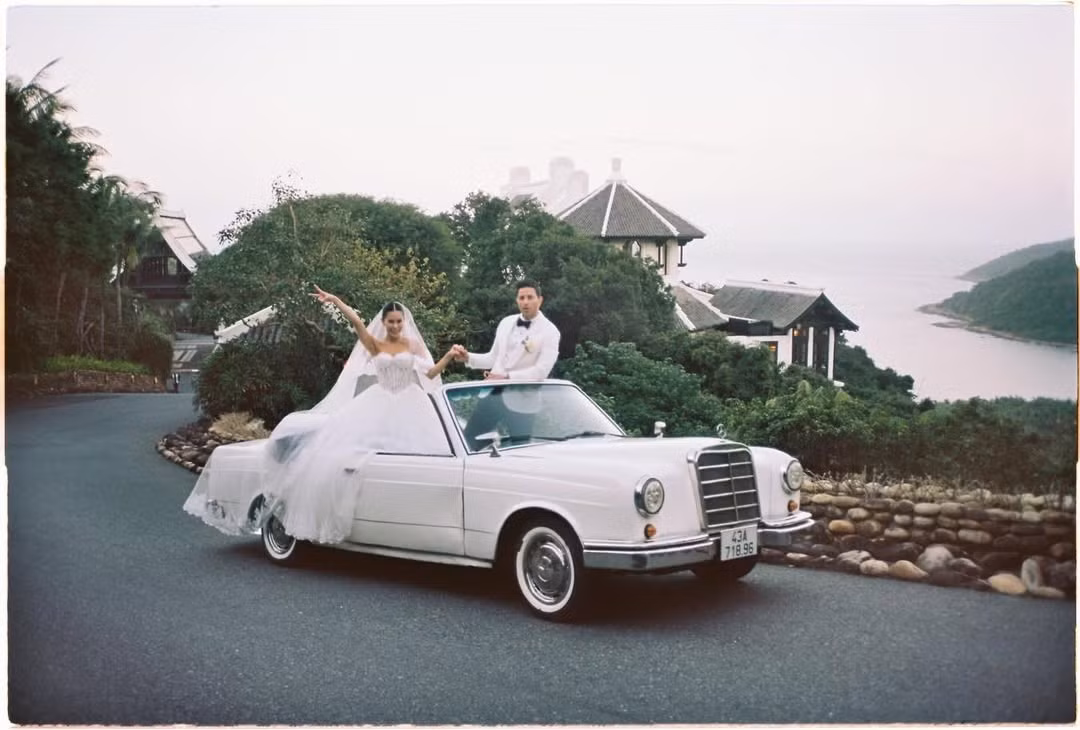 Đứng cạnh chồng là Justin Cohen, Tiên Nguyễn không cần tạo dáng quá cầu kỳ mà vẫn nổi bật nhờ ánh nhìn sâu, biểu cảm tự nhiên và phong thái tự tin.